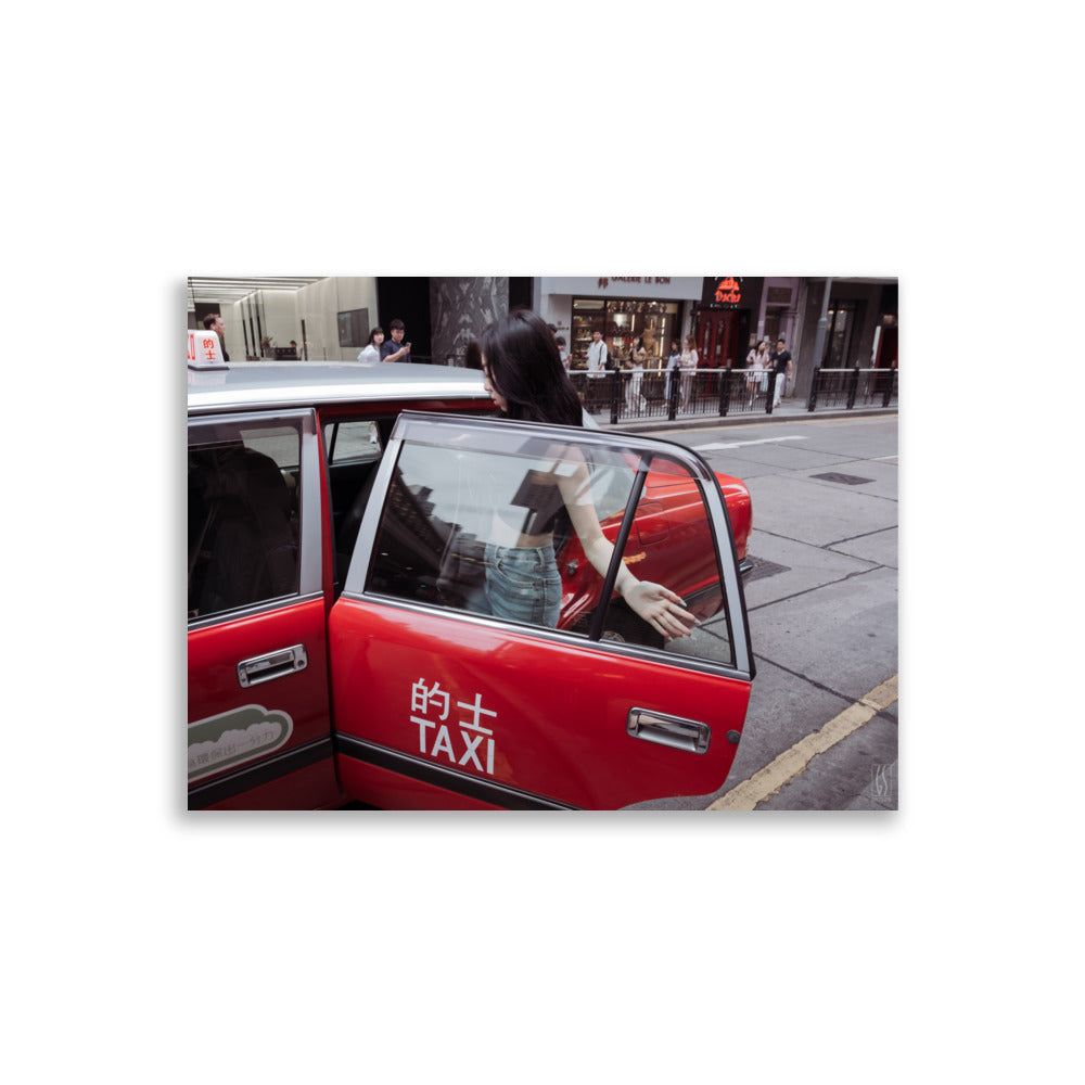 photographie de rue a Hong-Kong d'une femme qui monte dans un taxi rouge