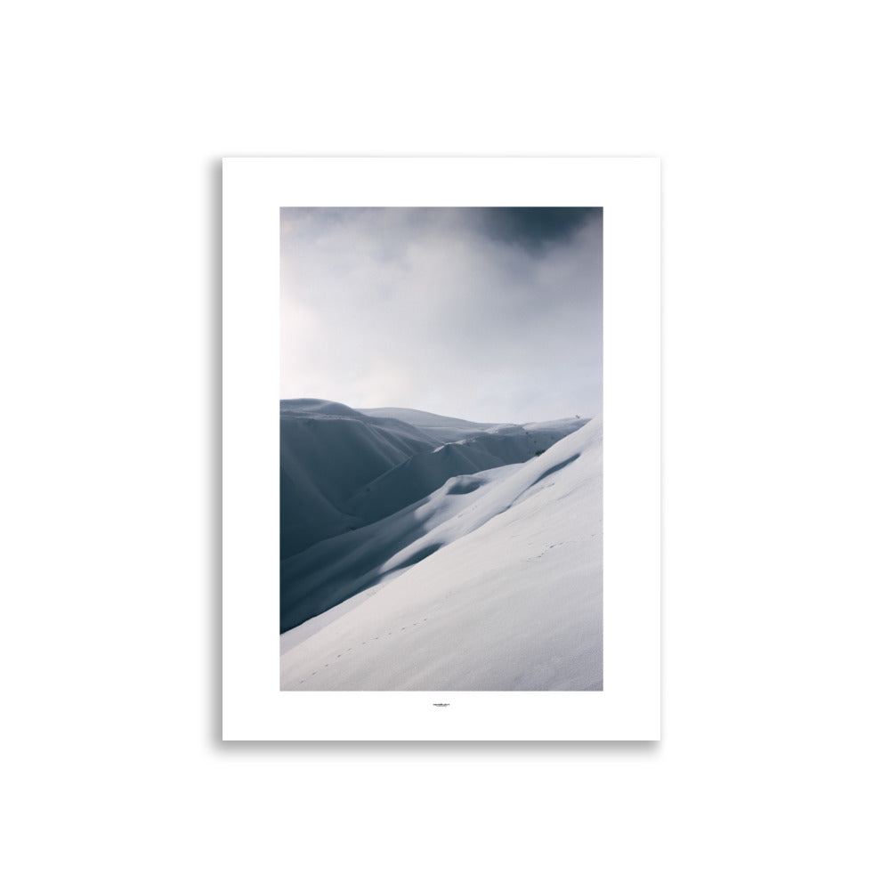 Poster d'un paysage magnifique de montagnes sous la neige. Un drap blanc de neige recouvre le paysage. affiche 30x40