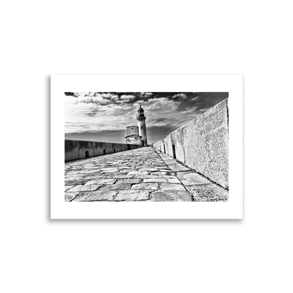 Poster photo noir et blanc d'un phare, photo prise a ras du sol. Affiche 30x40