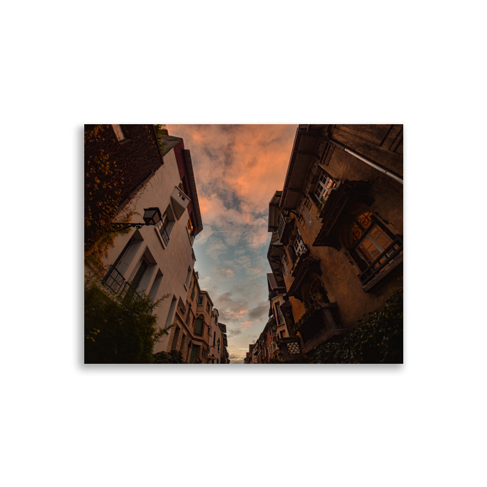 Poster photographie de paris - Plongez dans l'atmosphère paisible d'un quartier pavillonnaire parisien au crépuscule avec cette photographie captivante mêlant architecture et ciel pastel. - Yann Peccard - Affiche murale 30x40