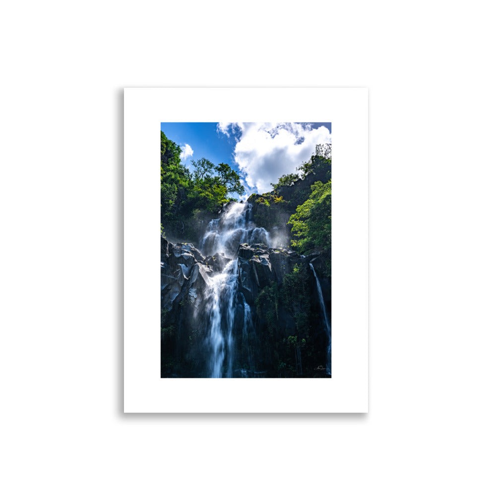 Poster photographie Cascade a la réunion - Découvrez la majesté de la nature avec cette photographie de cascade en pleine lumière. Une œuvre apaisante aux détails époustouflants, idéale pour votre intérieur. - Adrien Louraco - Affiche murale 30x40