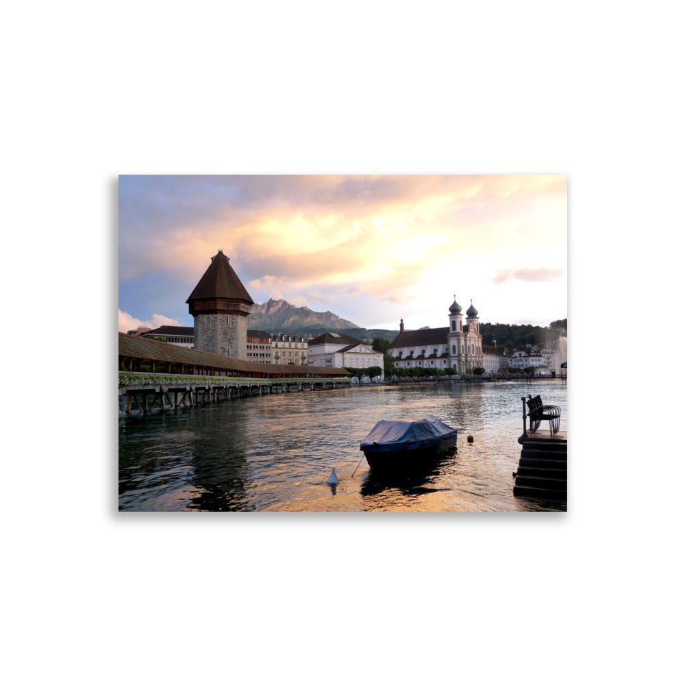 Poster photographie - "Explorez la beauté de Lucerne, une ville suisse enchanteuse entre montagnes et histoire, avec ce poster captivant. Une œuvre parfaite pour un décor élégant et apaisant." - Dominique Krauskopf - Affiche murale 30x40