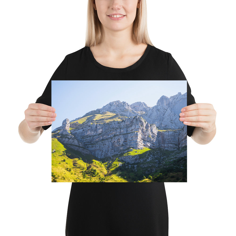 Vue époustouflante du Massif de la Tournette, mettant en évidence sa face rocheuse et sa verdure luxuriante, sous un soleil éblouissant.