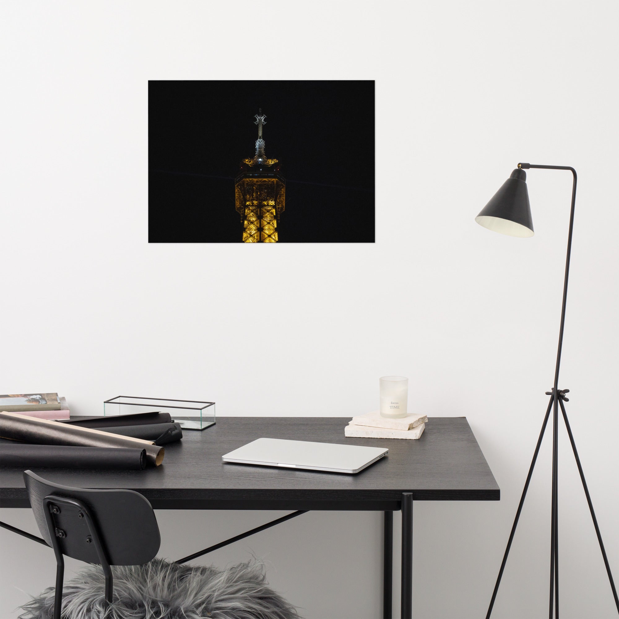 Photographie 'L'antenne' de la partie supérieure de la Tour Eiffel illuminée de nuit.