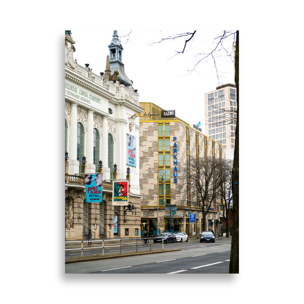 Affiche en noir et blanc du Motel One à Berlin, mettant en évidence l'architecture moderne et la dynamique de la vie urbaine.