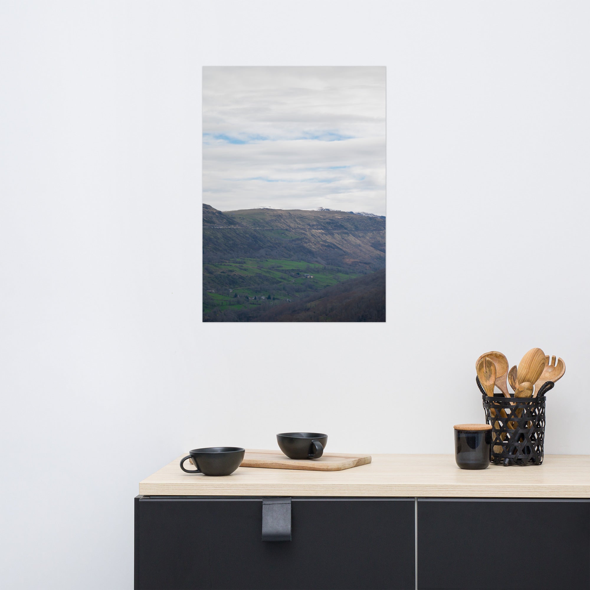 Vue panoramique du paysage auvergnat, capturant la majestuosité naturelle du Cantal.