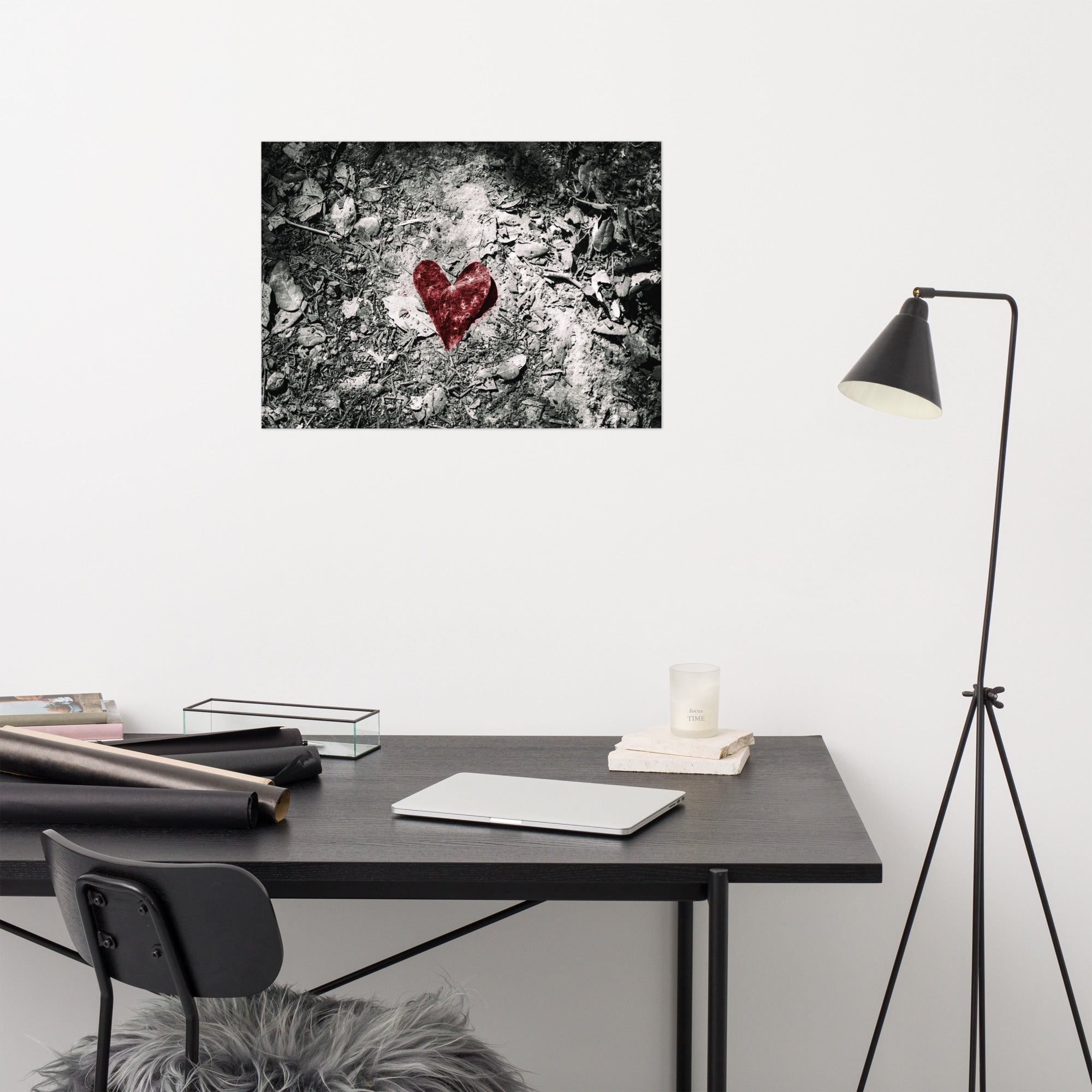 Photographie artistique mettant en avant une feuille rouge en forme de cœur au milieu d'une forêt en noir et blanc, œuvre de Hadrien Geraci.