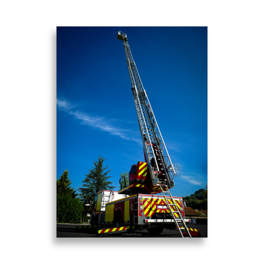 Image du poster 'Droit au ciel' montrant un camion de pompiers avec son échelle étendue vers le ciel, capturée par Math Shoot Fr, symbolisant le courage et le dévouement des sauveteurs.