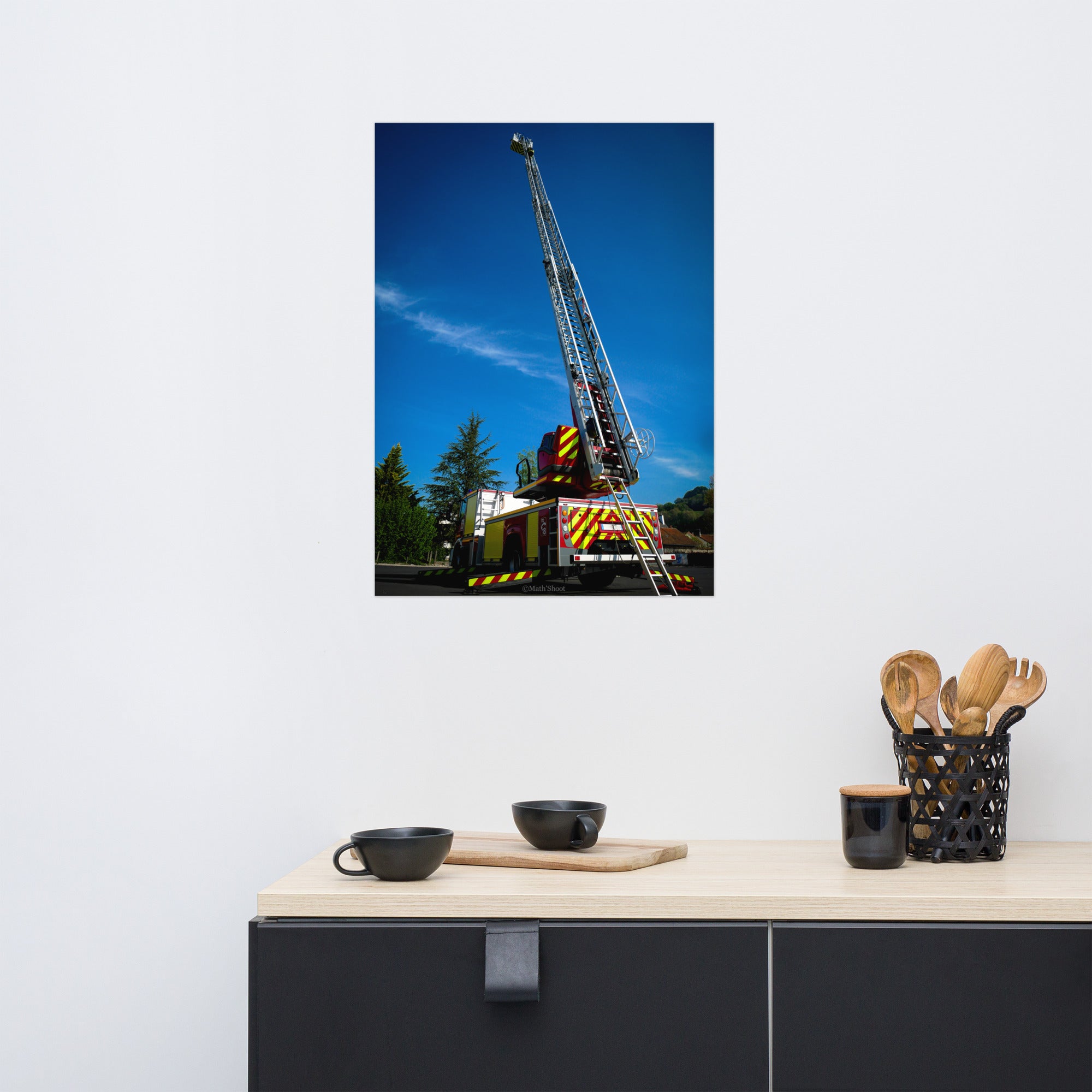 Image du poster 'Droit au ciel' montrant un camion de pompiers avec son échelle étendue vers le ciel, capturée par Math Shoot Fr, symbolisant le courage et le dévouement des sauveteurs.