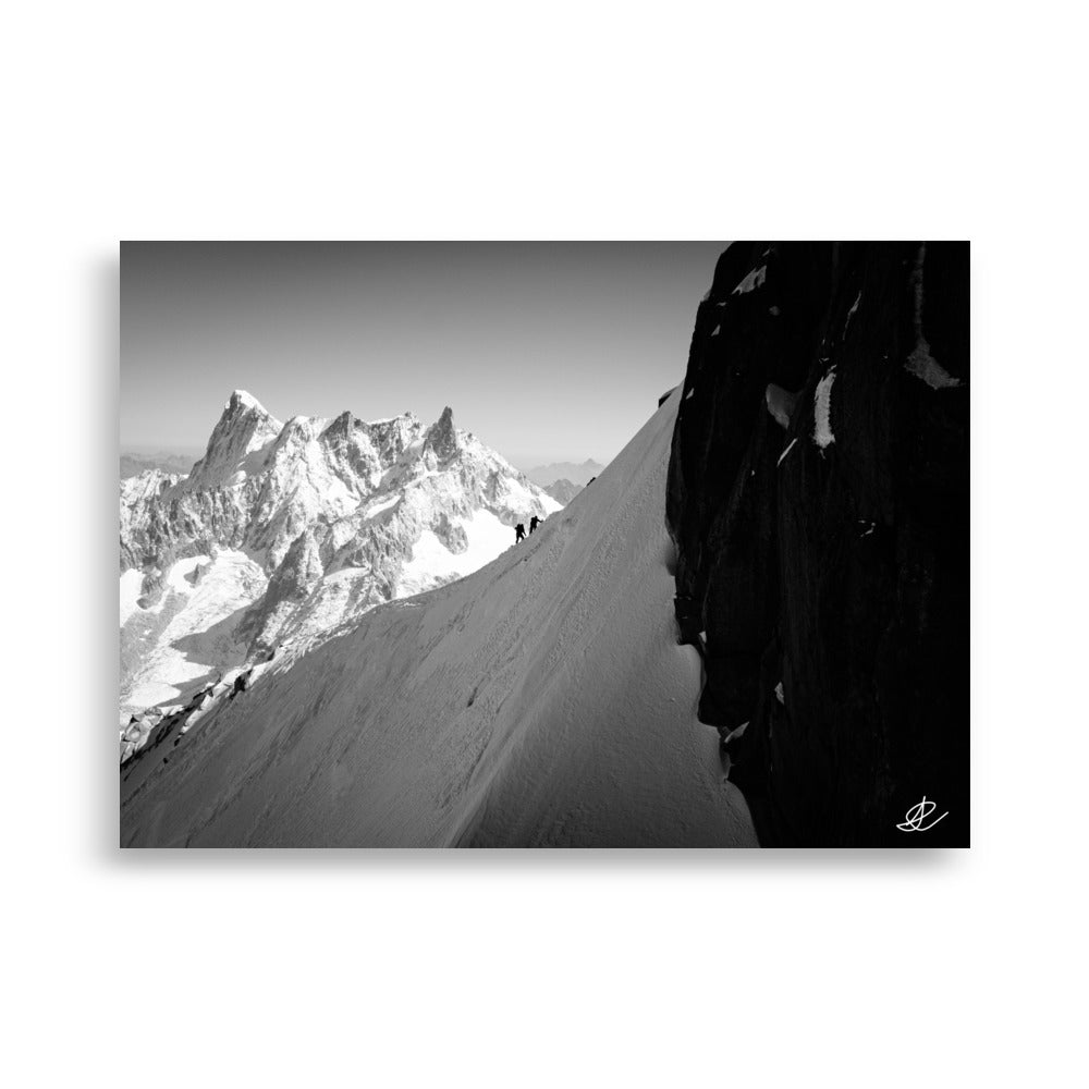 Poster en noir et blanc "Le Chemin des Cimes" par Ilan Shoham, montrant des alpinistes sur les pentes alpines.