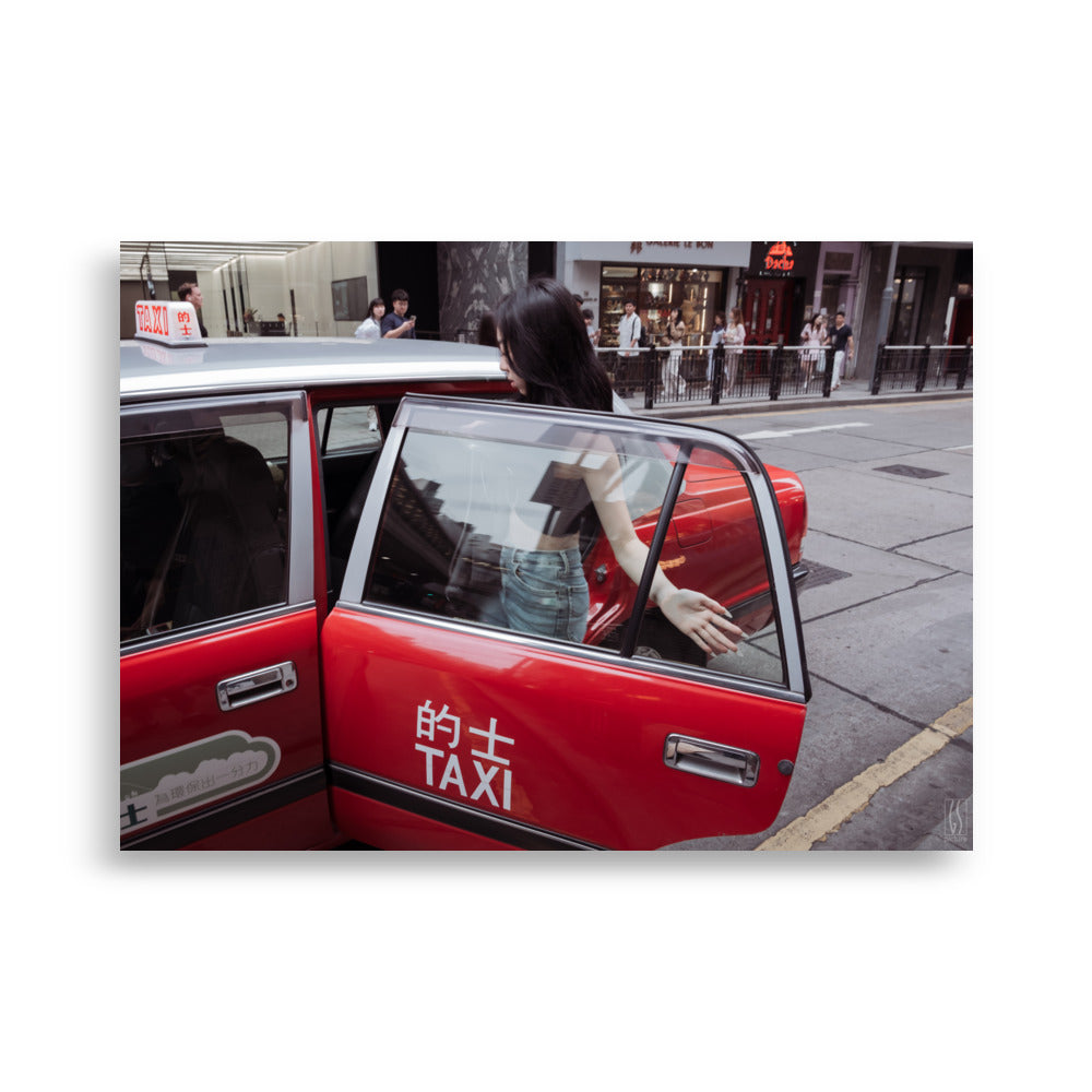 Posters muraux photo de rue a Hong-Kong d'une femme qui monte dans un taxi rouge