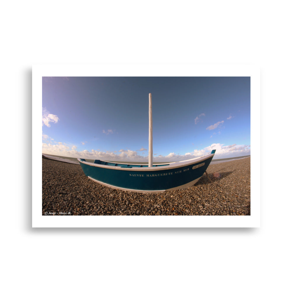 Poster photo murale d'un bateau sur la plage de Saint Marguerite sur mer en France