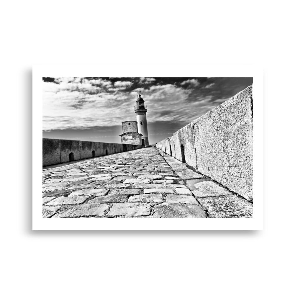 Poster photo noir et blanc d'un phare, photo prise a ras du sol. Affiche 50x70