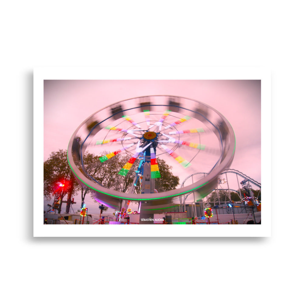 Poster photographie - Découvrez l’énergie et la magie d’une fête foraine capturée en mouvement avec ce poster vibrant de grande roue. Une explosion de couleurs et de nostalgie pour votre décoration intérieure. - Fête forraine - Sébastien Aliome - Photographie de rue - Affiche murale 50x70