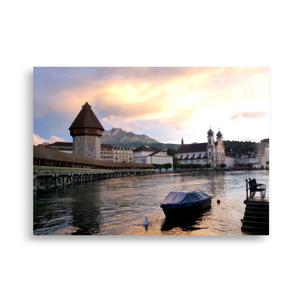 Poster photographie - "Explorez la beauté de Lucerne, une ville suisse enchanteuse entre montagnes et histoire, avec ce poster captivant. Une œuvre parfaite pour un décor élégant et apaisant." - Dominique Krauskopf - Affiche murale 50x70