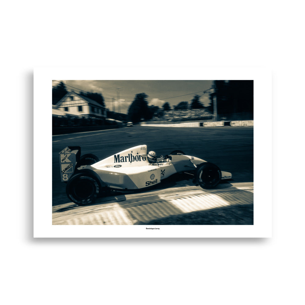 Poster photographie - "Plongez dans l'histoire de la Formule 1 avec ce poster captivant d'une McLaren de Ayrton Senna en piste, incarnant la vitesse et l'élégance d'une époque légendaire." - Dominique Leroy - Affiche 50x70