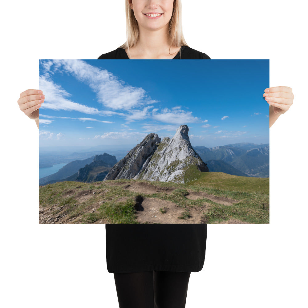 Photographie du poster 'La Tournette N02', montrant une scène pittoresque des montagnes et du lac d'Annecy en Haute-Savoie.