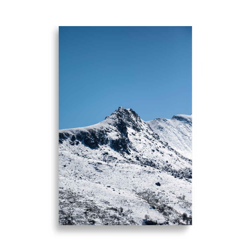 Affiche de photographie d'un pic enneigé dans les Montagnes du Cantal, sans présence humaine.