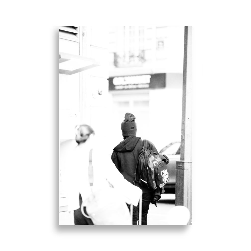 Poster de la photographie "Braqueur", représentant un individu au look singulier portant une cagoule en guise de bonnet.