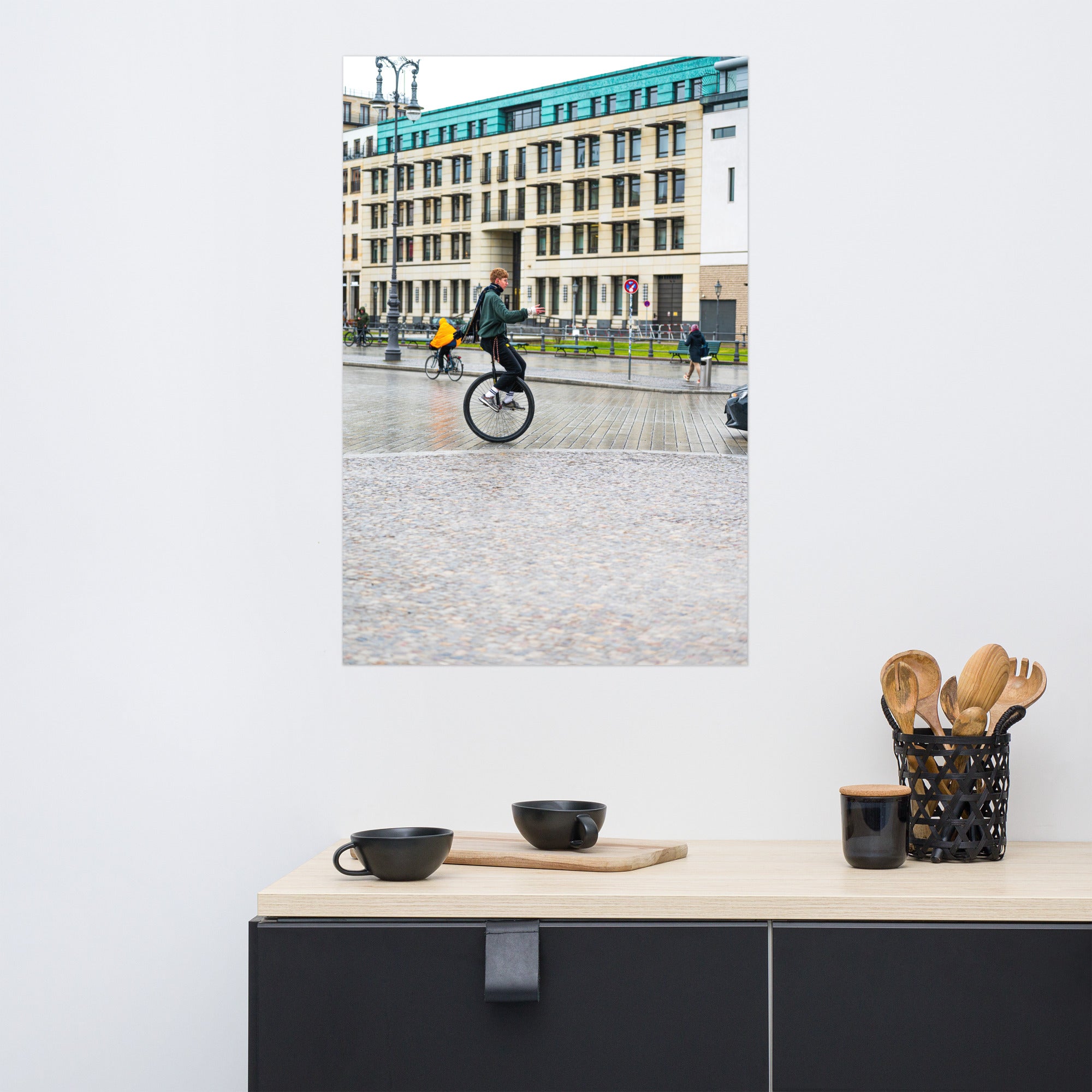 Jeune monocycliste en mouvement près de la Porte de Brandebourg à Berlin.