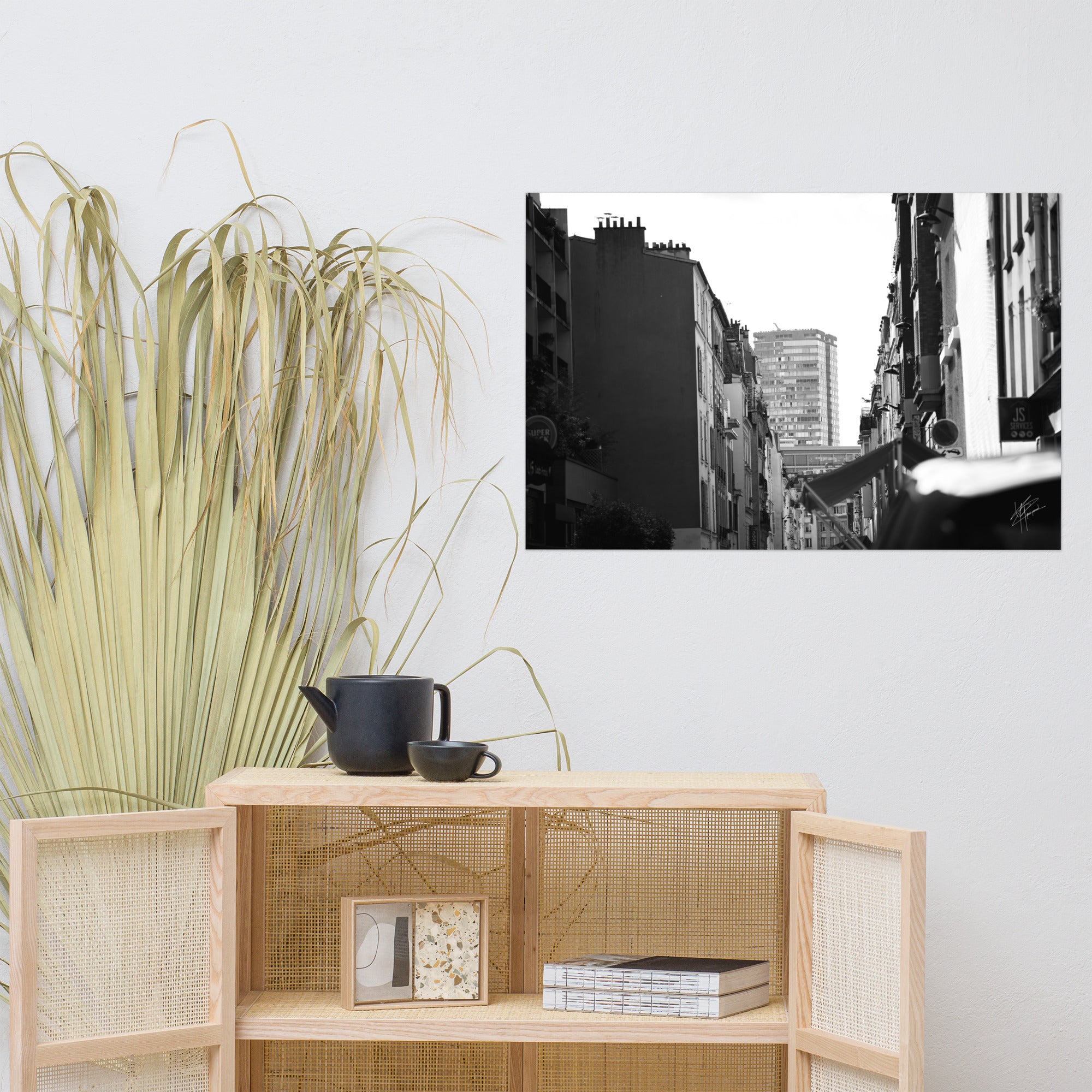 Photographie en noir et blanc de la 'Rue Tiphaine', capture authentique de la vie quotidienne du vieux Paris.