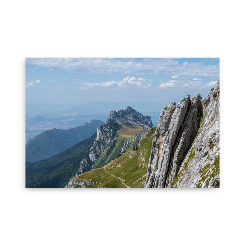 Vue panoramique du poster 'La Tournette N04', présentant un sentier de haute montagne et le lac d'Annecy en Haute-Savoie.