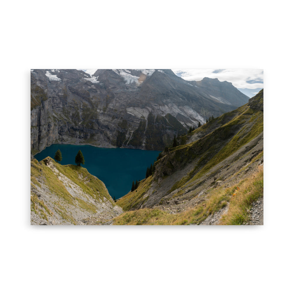 Poster artistique "Refuge d'Azur" montrant un lac de montagne paisible, encadré par des sommets majestueux.