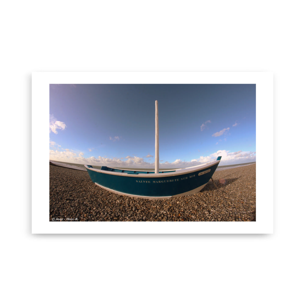 Posters et affiches photo d'un bateau sur la plage de Saint Marguerite sur mer en France