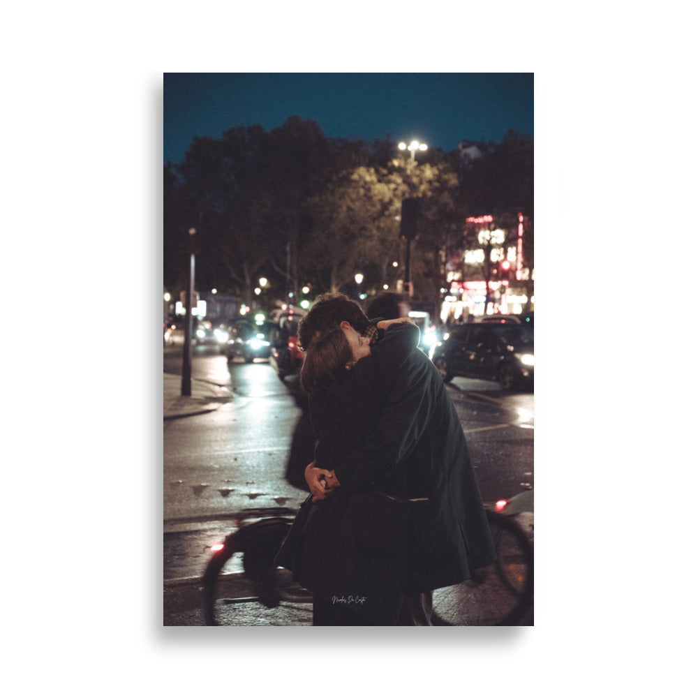 Poster photographie de rue - Couple qui s'enlace dans la rue a Paris en pleine nuit au millieu de la circulation routière - Nicolas Da Costa - Affiche murale 61x91