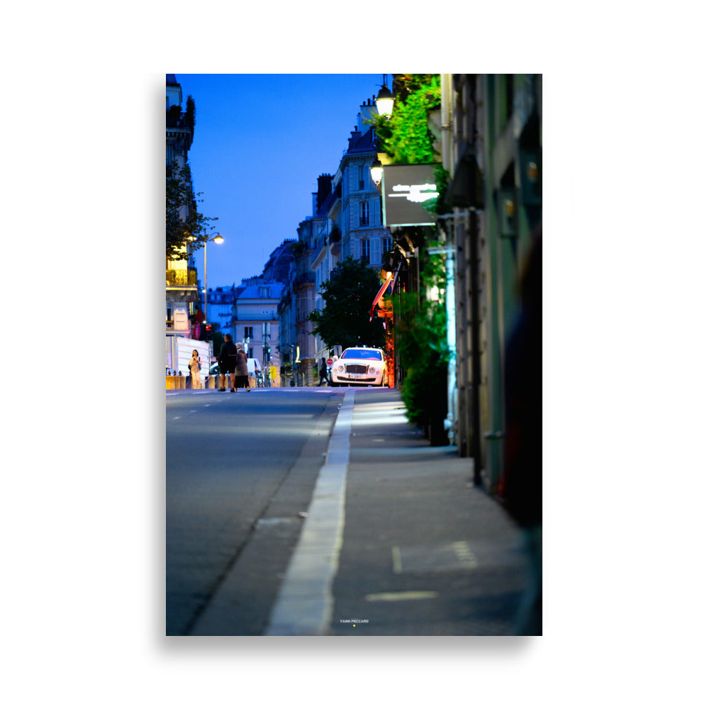 Poster photographie de rue - Plongez dans l'élégance nocturne de Paris avec cette photographie de luxe urbain. Un choix parfait pour sublimer un intérieur moderne et raffiné. - Yann Peccard - Affiche murale 61x91