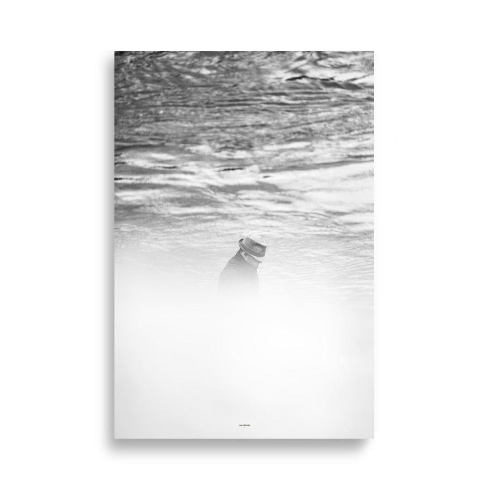 Poster photographie de rue - Explorez 'Flou Intemporel', une photographie en noir et blanc mêlant mystère et poésie. Une œuvre intemporelle idéale pour une décoration minimaliste et élégante. - Yann Peccard - Affiche murale 61x91