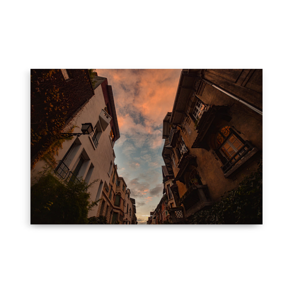 Poster photographie de paris - Plongez dans l'atmosphère paisible d'un quartier pavillonnaire parisien au crépuscule avec cette photographie captivante mêlant architecture et ciel pastel. - Yann Peccard - Affiche murale 61x91