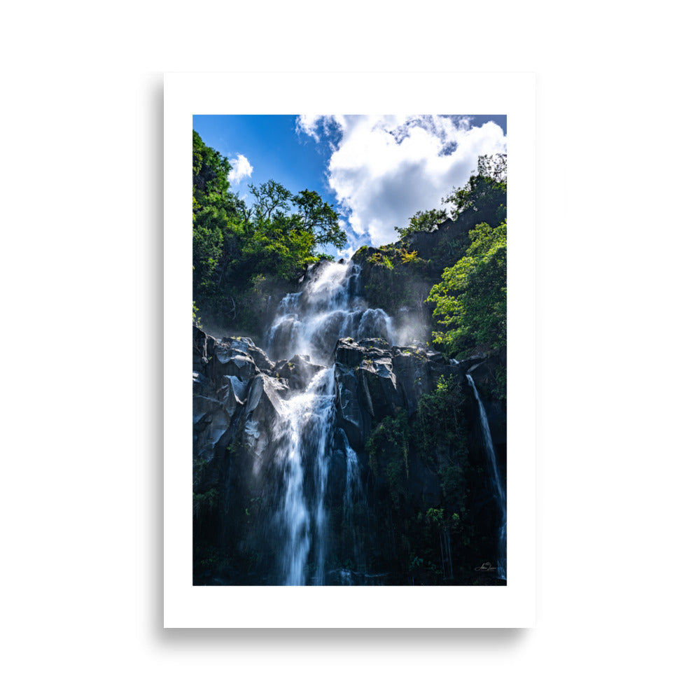 Poster photographie Cascade a la réunion - Découvrez la majesté de la nature avec cette photographie de cascade en pleine lumière. Une œuvre apaisante aux détails époustouflants, idéale pour votre intérieur. - Adrien Louraco - Affiche murale 61x91