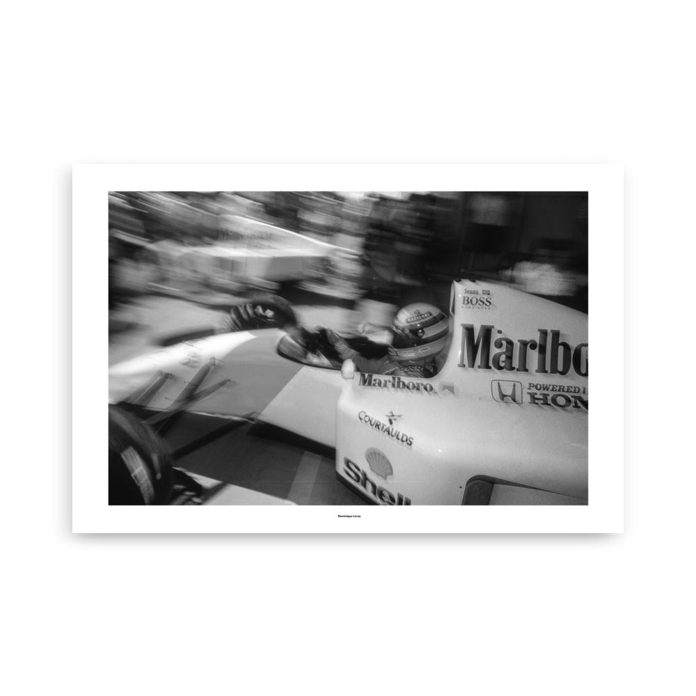 Poster photographie - "Découvrez Ayrton Senna en pleine action avec ce poster unique en noir et blanc, capturant l’intensité et la vitesse d’un moment légendaire en Formule 1." - Dominique Leroy - Affiche murale 61x91