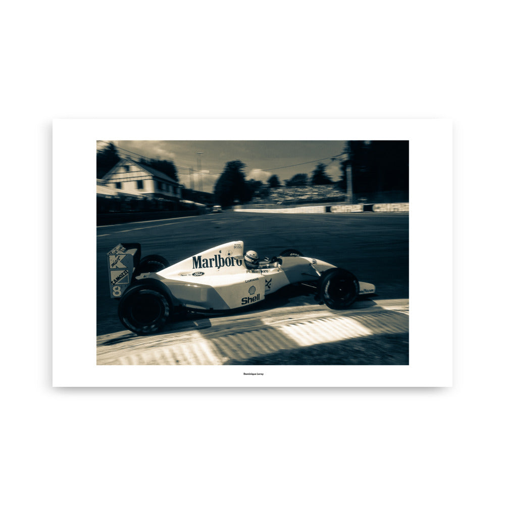 Poster photographie - "Plongez dans l'histoire de la Formule 1 avec ce poster captivant d'une McLaren de Ayrton Senna en piste, incarnant la vitesse et l'élégance d'une époque légendaire." - Dominique Leroy - Affiche 61x91