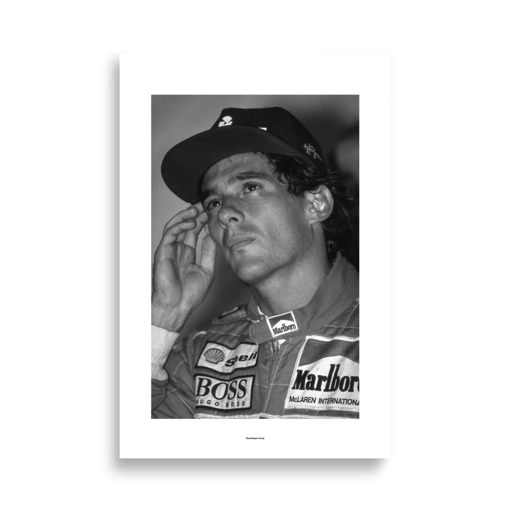 Poster photographie portrait - Plongez dans l’intensité du regard d’Ayrton Senna avec ce poster exclusif en noir et blanc. Une œuvre intemporelle pour honorer la légende de la Formule 1. - Ayrton Senna - Dominique Leroy - Affiche murale 61x91