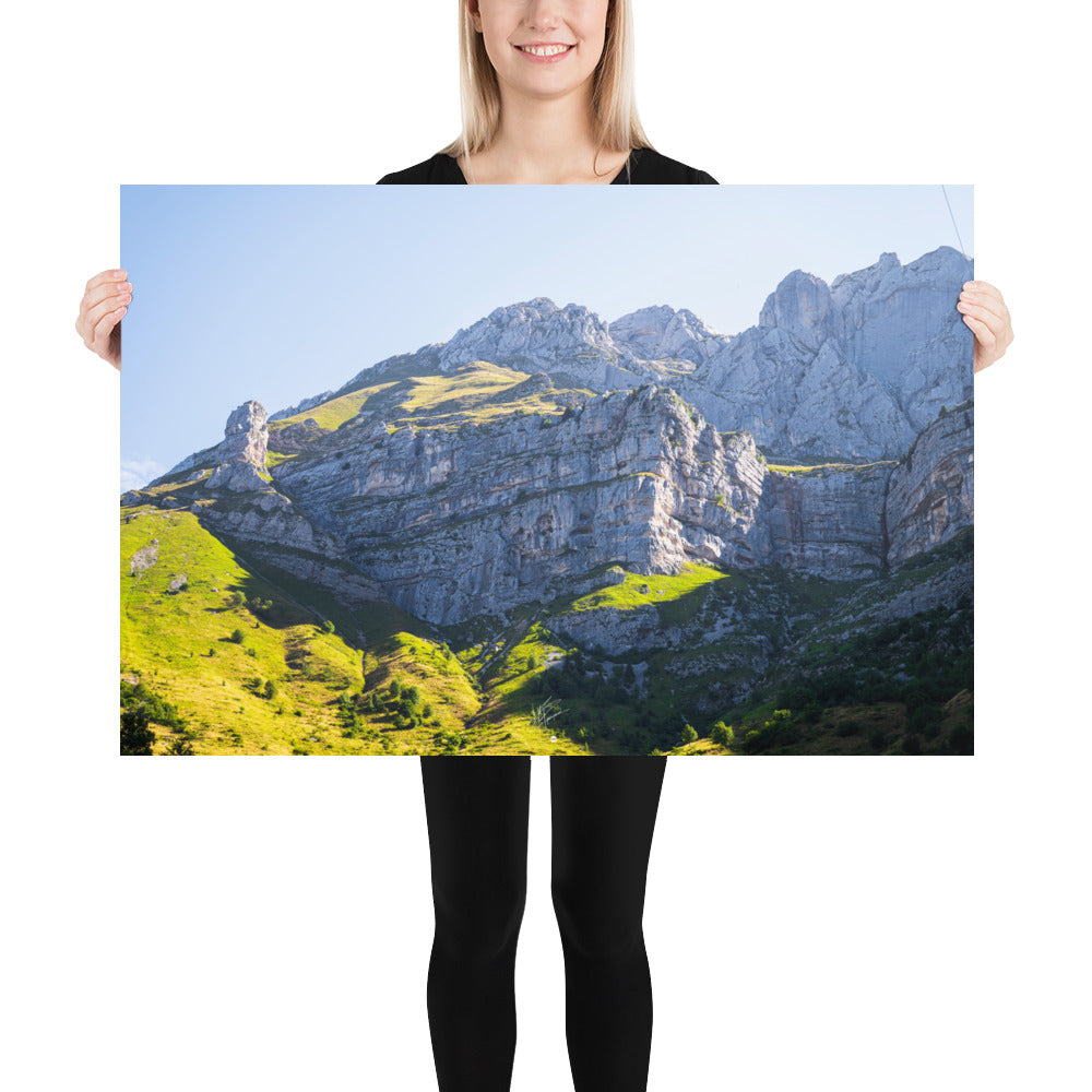 Vue époustouflante du Massif de la Tournette, mettant en évidence sa face rocheuse et sa verdure luxuriante, sous un soleil éblouissant.