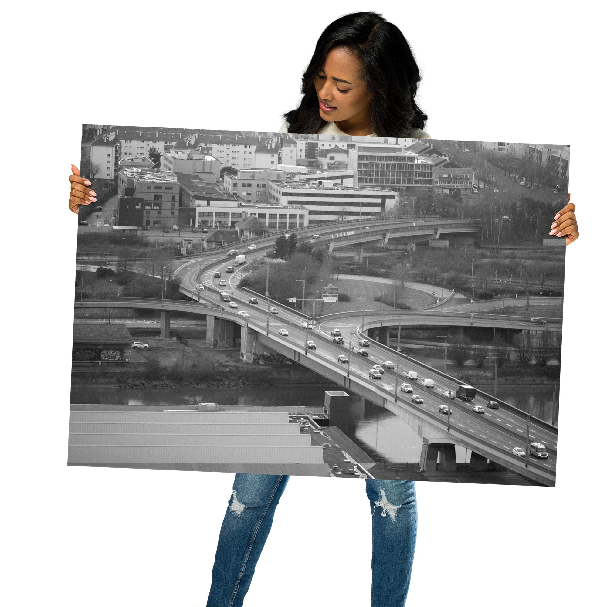 Poster Rouen N01 - Une photographie en noir et blanc captivante des hauteurs de Rouen, mettant en valeur la circulation sur un pont emblématique.