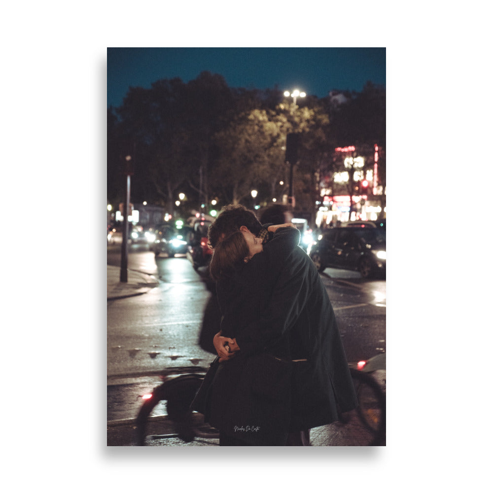 Poster photographie de rue - Couple qui s'enlace dans la rue a Paris en pleine nuit au millieu de la circulation routière - Nicolas Da Costa - Affiche murale 70x100