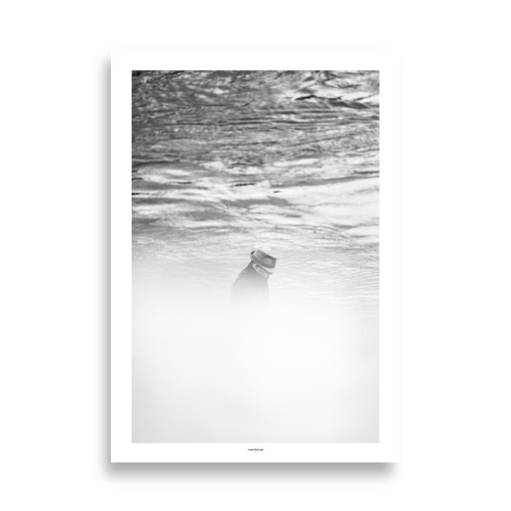 Poster photographie de rue - Explorez 'Flou Intemporel', une photographie en noir et blanc mêlant mystère et poésie. Une œuvre intemporelle idéale pour une décoration minimaliste et élégante. - Yann Peccard - Affiche murale 70x100