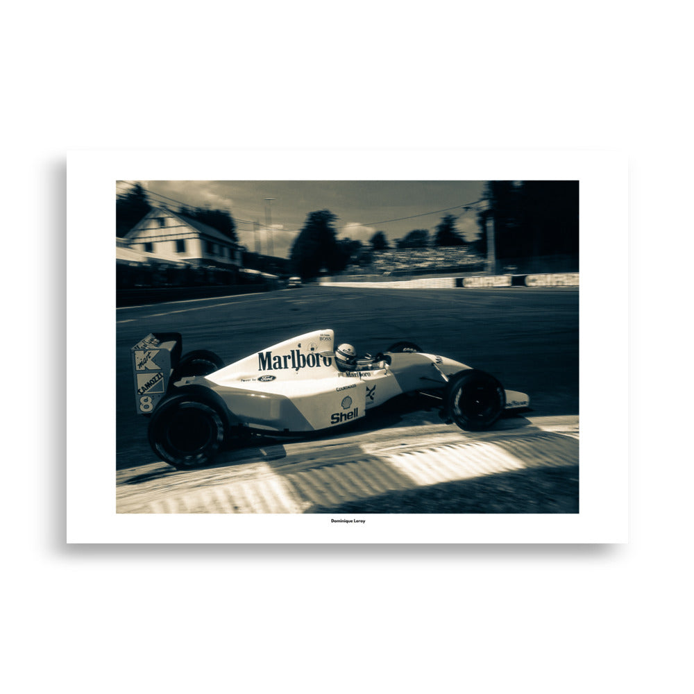 Poster photographie - "Plongez dans l'histoire de la Formule 1 avec ce poster captivant d'une McLaren de Ayrton Senna en piste, incarnant la vitesse et l'élégance d'une époque légendaire." - Dominique Leroy - Affiche 70x100