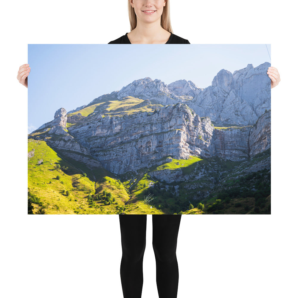 Vue époustouflante du Massif de la Tournette, mettant en évidence sa face rocheuse et sa verdure luxuriante, sous un soleil éblouissant.