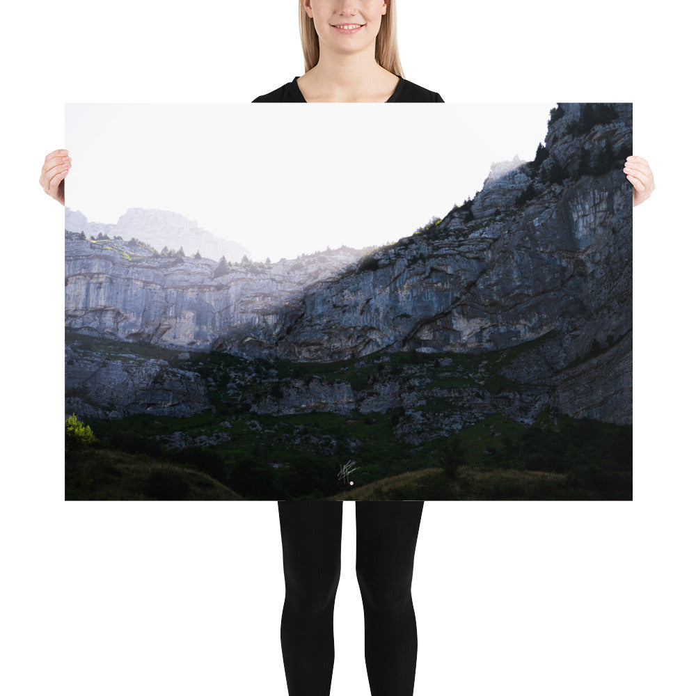 Photographie saisissante du Massif de la Tournette, capturant le moment où les premiers rayons du soleil éclairent la partie supérieure de la montagne et où l'ombre reste en bas.