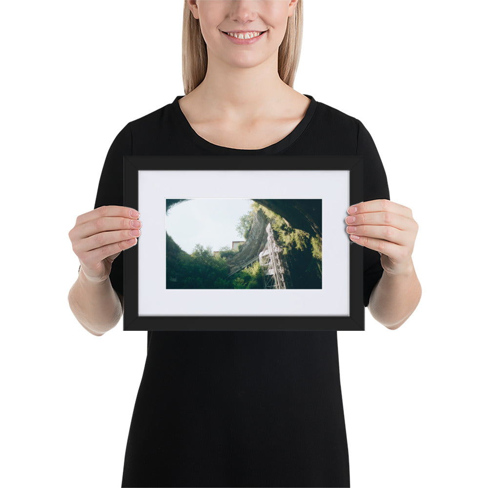 Poster du 'Gouffre de Padirac' par Benjamin Peccard, évoquant l'immensité et le mystère de la célèbre caverne française à travers une photographie prise depuis les ténèbres de sa profondeur, ajoutant une touche d'évasion naturelle et de mystère à votre espace intérieur.