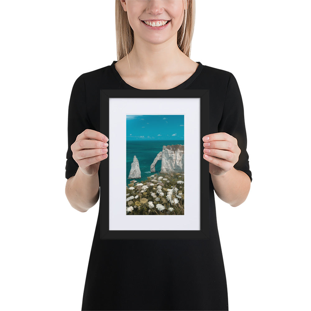 Vue panoramique des falaises d'Étretat avec la mer déchaînée en premier plan, encadrée élégamment en bois d'ayous, une œuvre photographique signée Charles Coley.