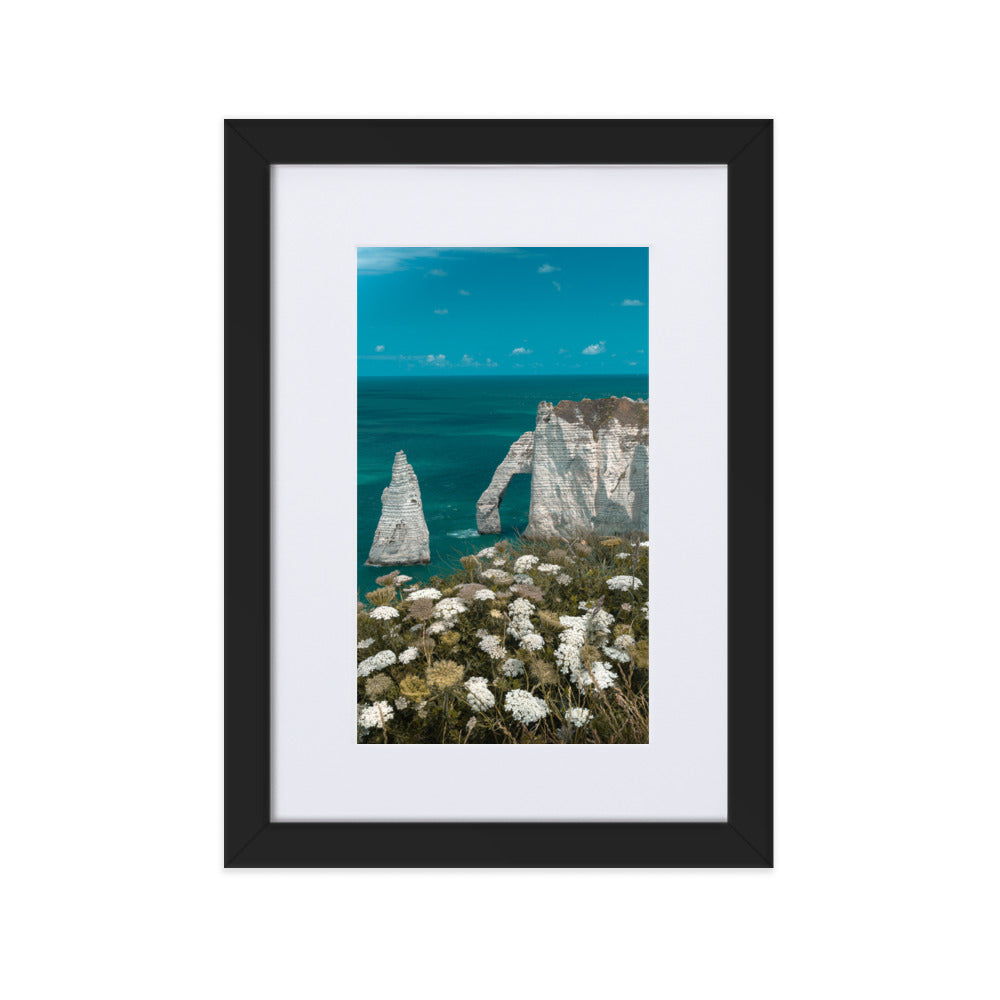 Vue panoramique des falaises d'Étretat avec la mer déchaînée en premier plan, encadrée élégamment en bois d'ayous, une œuvre photographique signée Charles Coley.