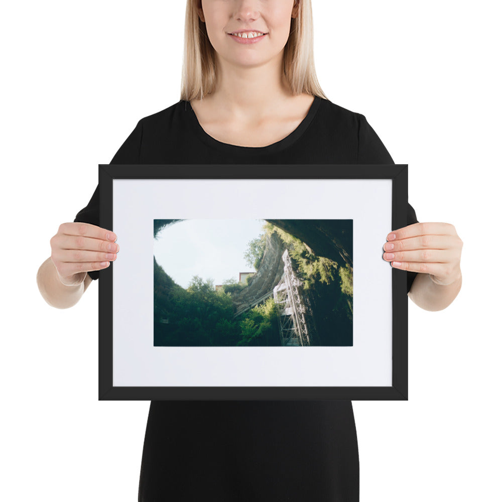 Poster du 'Gouffre de Padirac' par Benjamin Peccard, évoquant l'immensité et le mystère de la célèbre caverne française à travers une photographie prise depuis les ténèbres de sa profondeur, ajoutant une touche d'évasion naturelle et de mystère à votre espace intérieur.