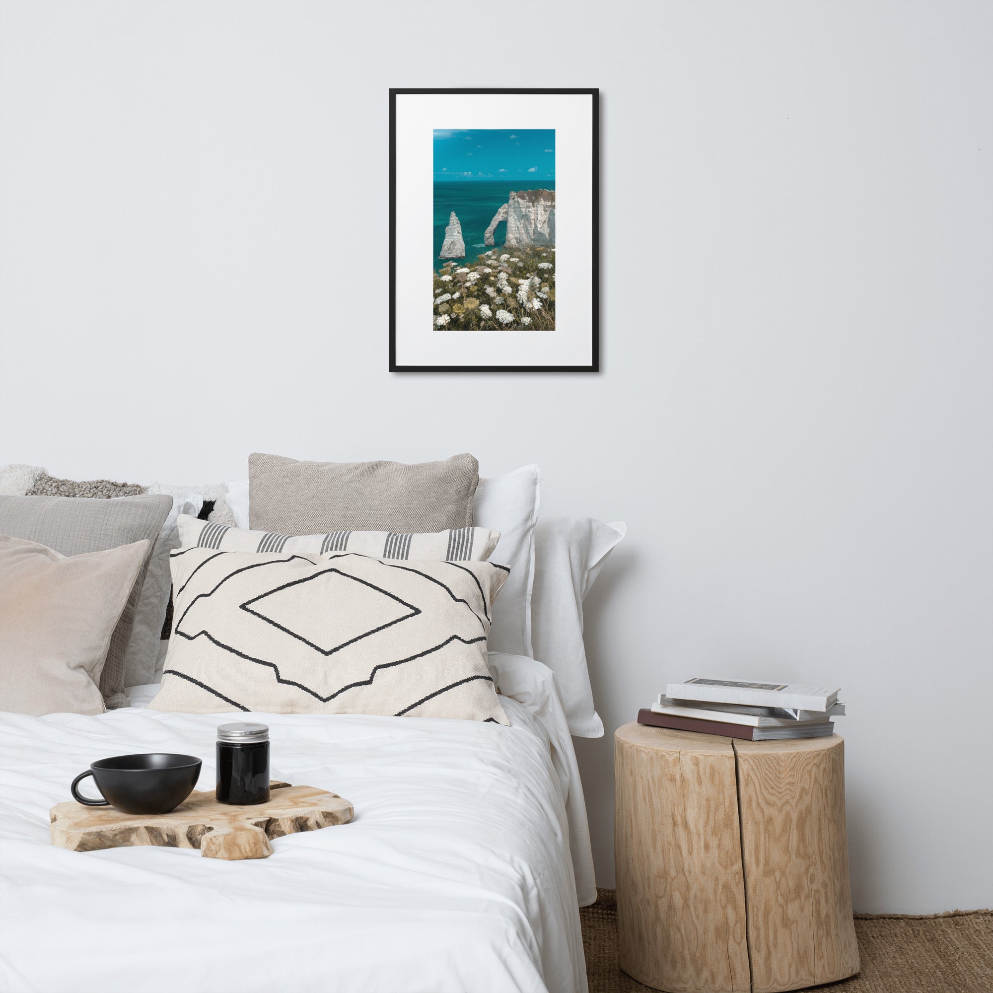 Vue panoramique des falaises d'Étretat avec la mer déchaînée en premier plan, encadrée élégamment en bois d'ayous, une œuvre photographique signée Charles Coley.