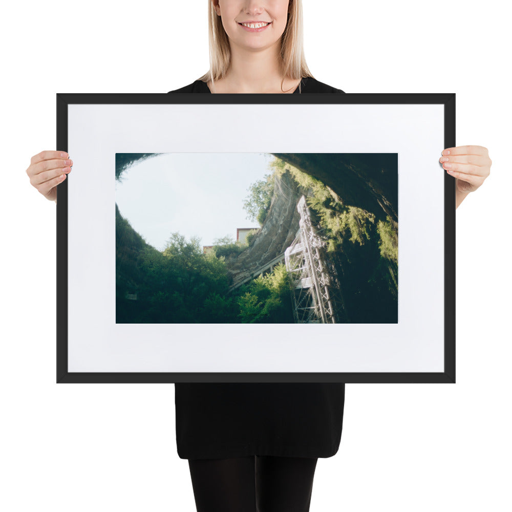 Poster du 'Gouffre de Padirac' par Benjamin Peccard, évoquant l'immensité et le mystère de la célèbre caverne française à travers une photographie prise depuis les ténèbres de sa profondeur, ajoutant une touche d'évasion naturelle et de mystère à votre espace intérieur.