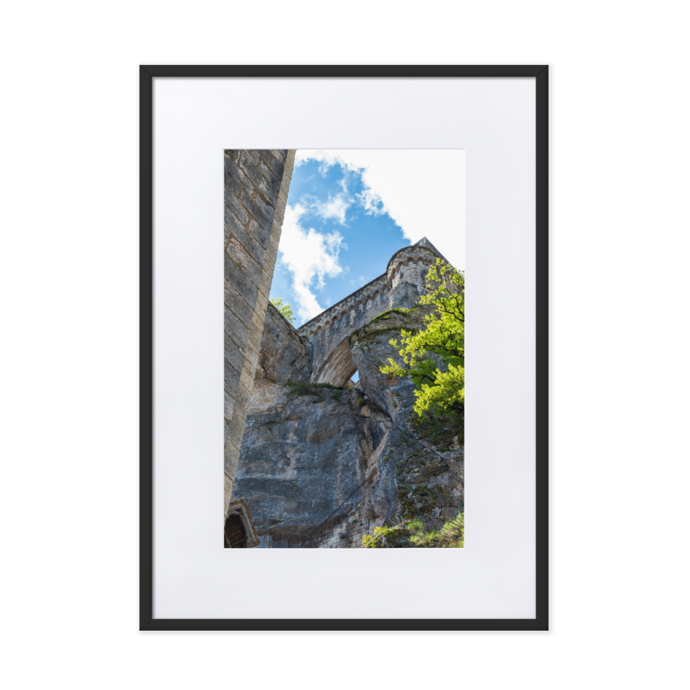 Poster de la photographie "Rocamadour N02", une vue d'en bas du haut de Rocamadour, mettant en valeur son architecture majestueuse.